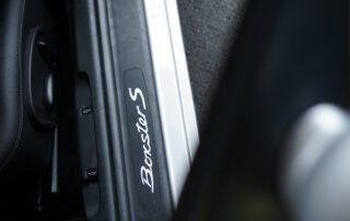 Porsche Boxster S Einstieg mit Logo